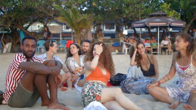 海滩上的结合外国人聚会视频素材