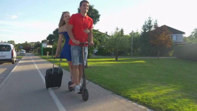 特写: 男人和女人在去机场的路上一起骑电动踏板车