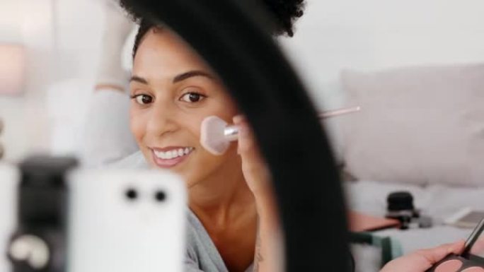 化妆，美容影响者或黑人妇女在卧室进行直播，护肤或面部化妆品产品评论。面部、电话或社交媒体互联网博客的