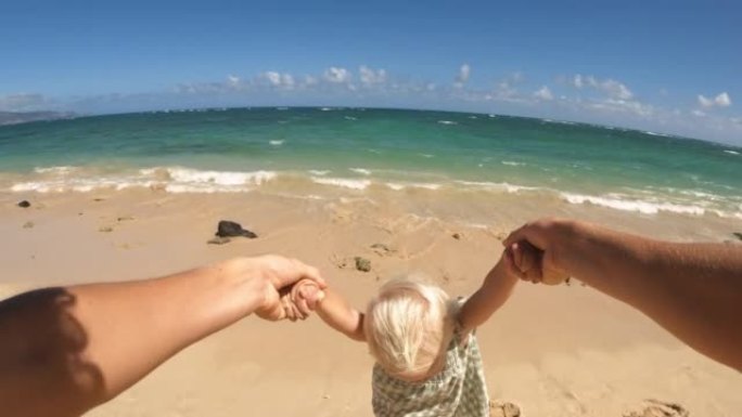 爸爸在热带海滩上玩耍和旋转小女儿的POV镜头