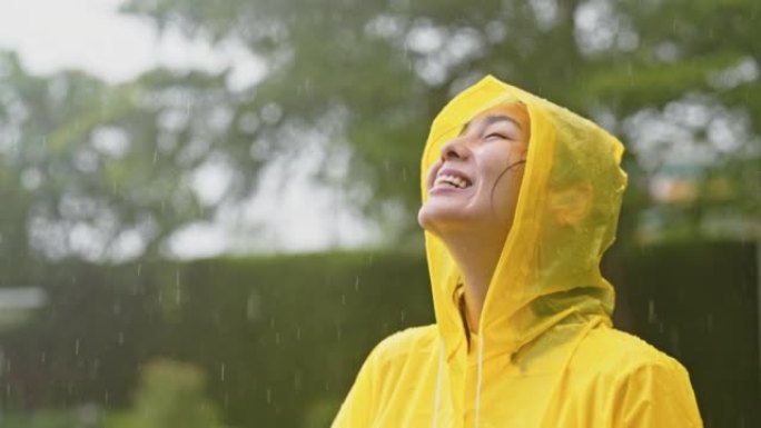年轻的白人妇女在雨中享受
