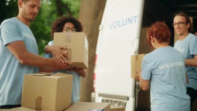 积极的志愿者团体准备人道主义援助和捐款，在货车上装载箱子。慈善工作者帮助社区成员。向失业者、难民和移