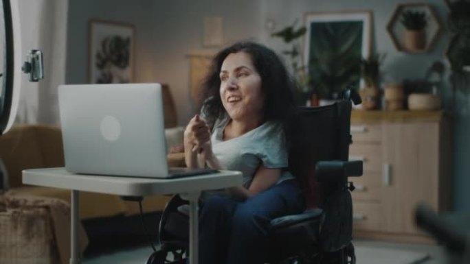 残疾妇女为博客录制视频