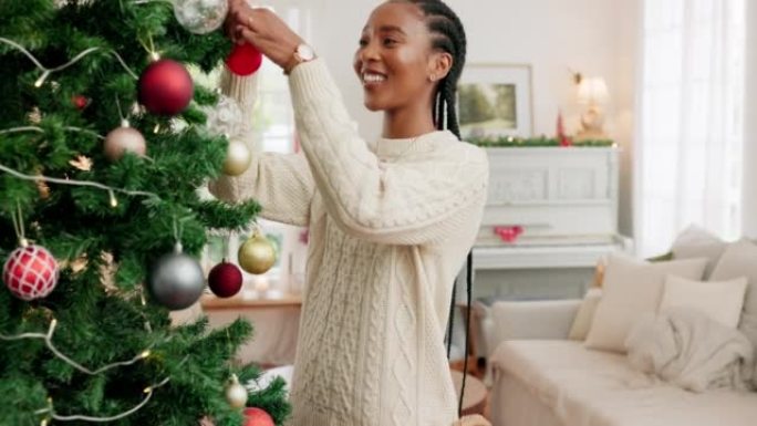 圣诞节，黑人妇女和树木装饰，节日或快乐庆祝，微笑或放松。年轻女性，节日女孩或内容富有创造力，在客厅为
