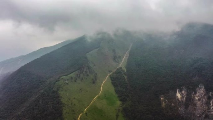 中国四川的九顶山原始森林高山峻岭盘山石头