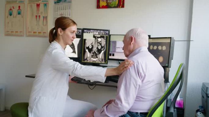 医生使用数字平板电脑与一名高级男子讨论脑部扫描