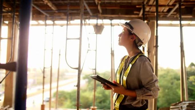 女建筑师在建筑工地手持平板电脑