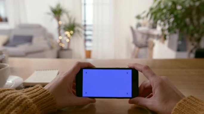 CU无法识别的人挥舞着色度键蓝屏的智能手机