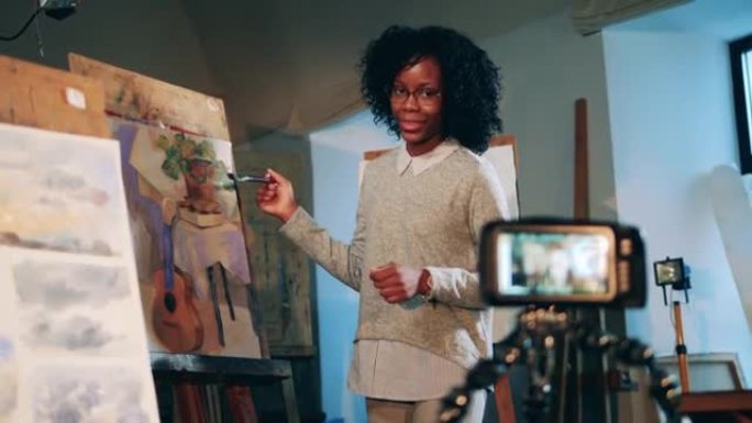 一位非洲女士的艺术课正在相机上拍摄