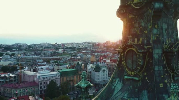 在乌克兰利沃夫，拉丁大教堂尖顶附近雄伟的老城天际线上，美丽的宁静日落鸟瞰图。