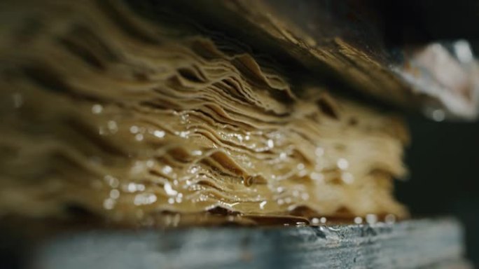 工匠造纸大师的慢动作宏正在车间生产高质量的手工纸。以8K拍摄。手工制作的概念，高品质，工匠，意大利制