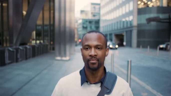 一个年轻商人在城市中行走的4k录像