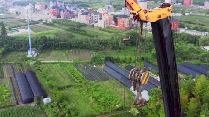 在建公路塔吊头