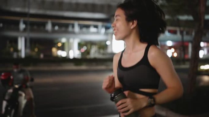 亚洲女子在城市夜间跑步，慢动作