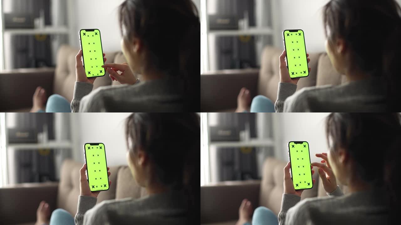 使用智能手机显示chromakey的亚洲女性