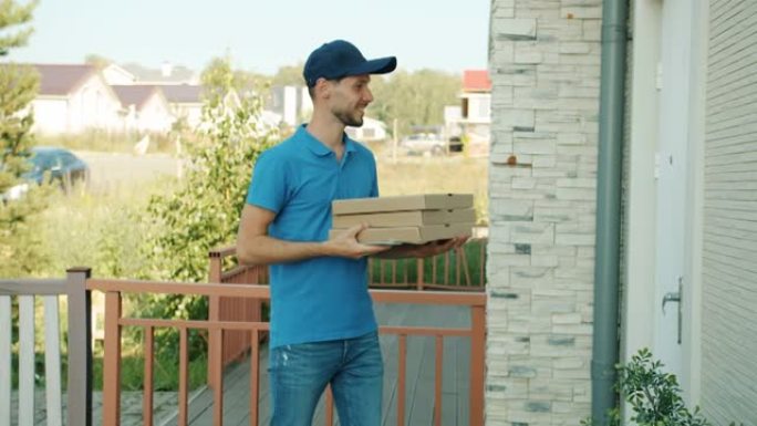 披萨送货员在手机上聊天，然后给幸福女人顾客盒子