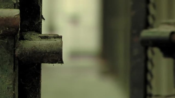 监狱牢房门锁，阿根廷布宜诺斯艾利斯省一所旧监狱门上的金属锁。特写。