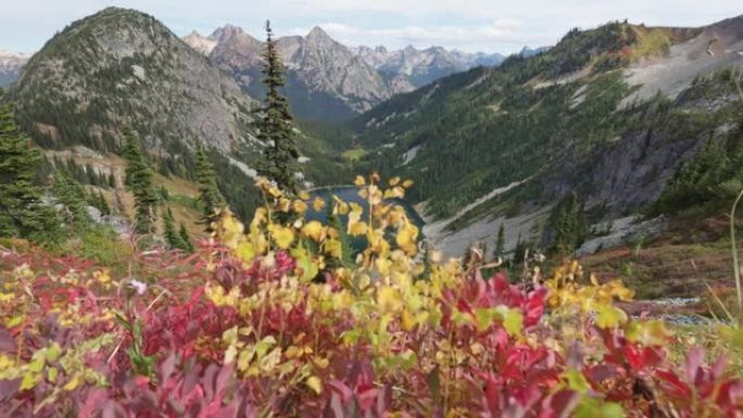 美国北喀斯喀特国家公园的山脉和湖泊。山里的秋天。红黄的叶子在强大的山峰的背景。美利坚合众国的性质，万