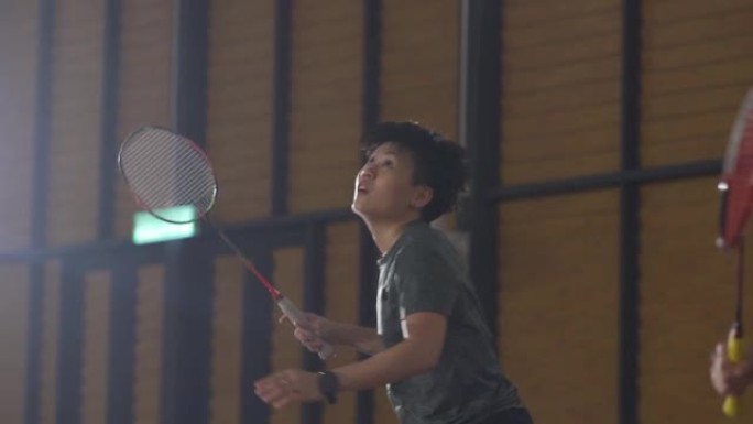 亚洲华人羽毛球运动员在羽毛球场比赛
