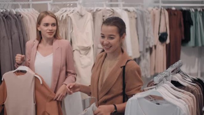 标题: 快乐的女性朋友在店里购物聊天
