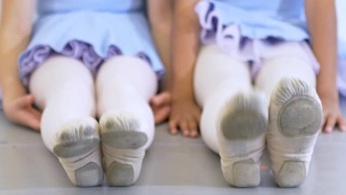 两名芭蕾舞演员指着脚趾，移动的脚