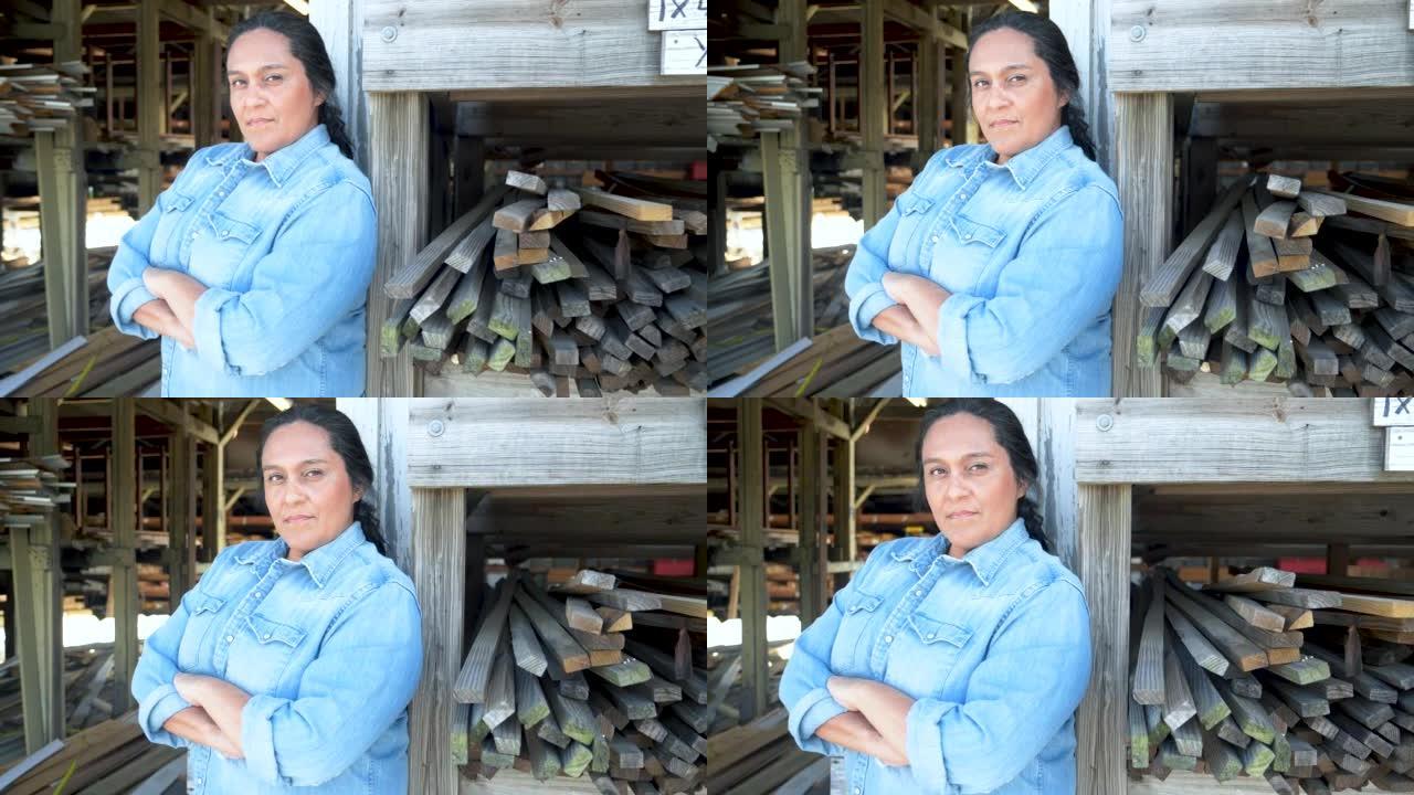 在伐木场工作的西班牙裔妇女，认真