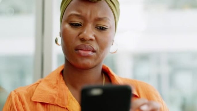 困惑的脸黑人妇女，阅读电话和社交媒体，在线和通知。非洲，质疑和愤怒的年轻女性思考为什么，假新闻移动媒