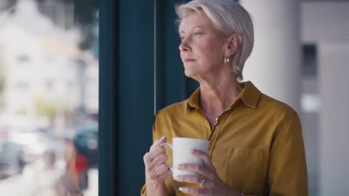 高级女性，咖啡杯和办公室的窗户，用于思考，正念和对未来的愿景。年长的公司女士，小企业主，并以记忆，策