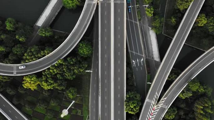 高速公路路口的俯视图
