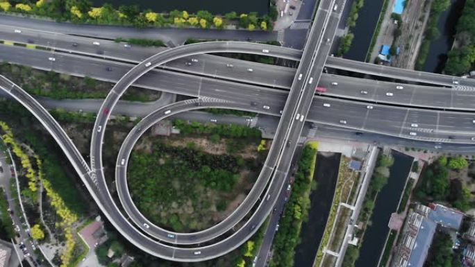 无人机视图，道路交叉口的俯视图