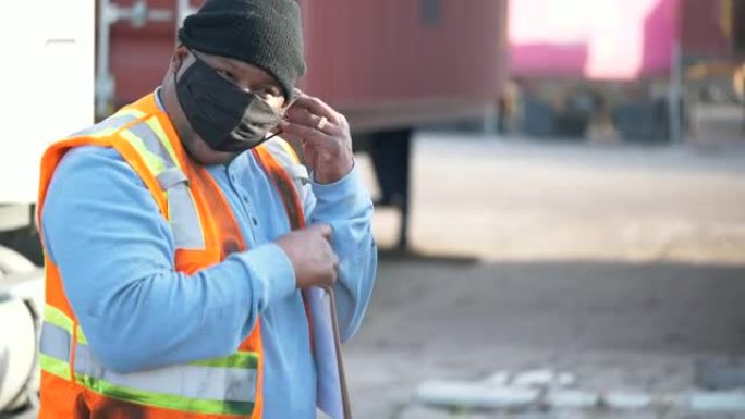 航运港口的货运工人戴上口罩