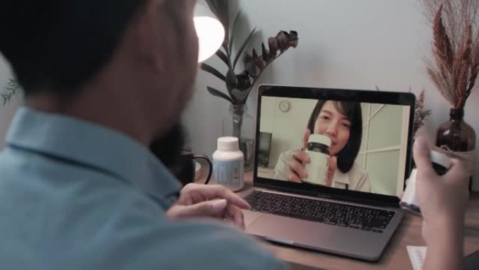 亚洲男子与医生进行视频远程医疗通话。