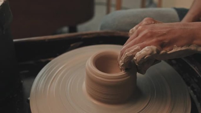 陶轮上的成型陶瓷特写制陶手工业