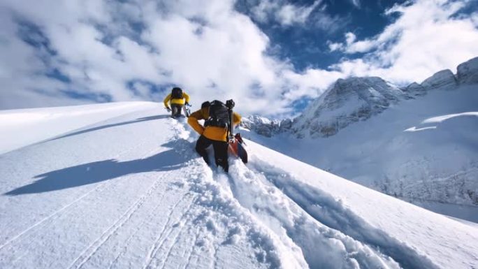 滑雪者爬上雪山探险爬山登山