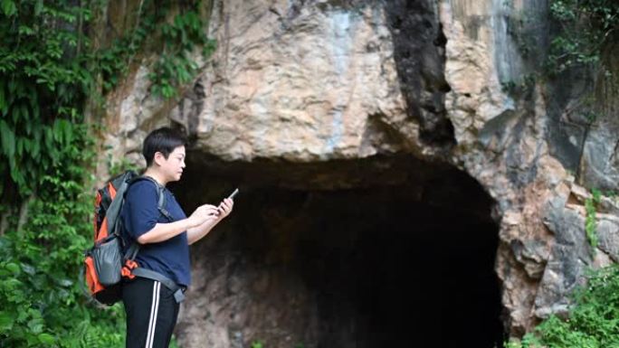 后视图一个亚洲中国中年女性旅行徒步旅行探索怡保霹雳马来西亚洞穴森林背包