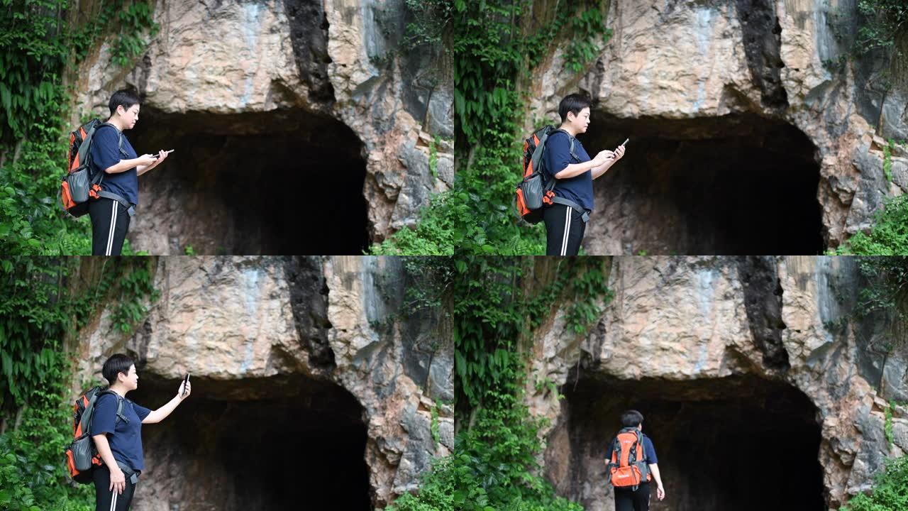 后视图一个亚洲中国中年女性旅行徒步旅行探索怡保霹雳马来西亚洞穴森林背包