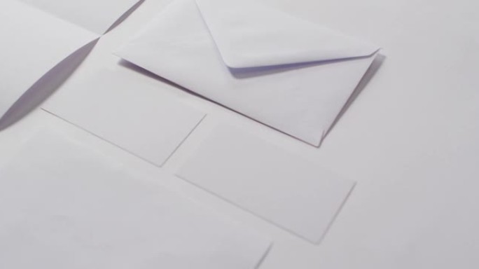 白色背景上有复制空间的信封和白卡视频