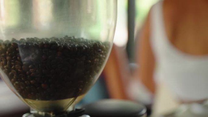 研磨机中的咖啡豆咖啡豆展示磨咖啡豆