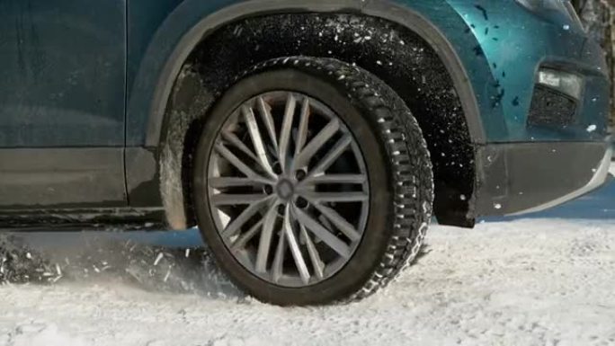 特写: 强大的SUV车轮在适当的位置旋转并喷出白雪。