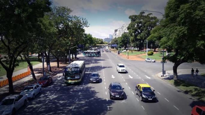 阿根廷布宜诺斯艾利斯高速公路上汽车的高角度视图。
