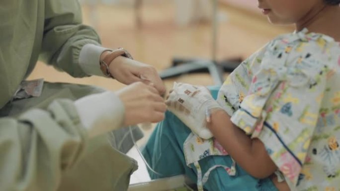 护士将静脉导管插入儿童患者的手。