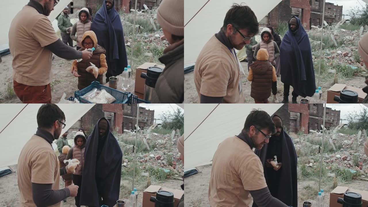 向难民提供食物的志愿者