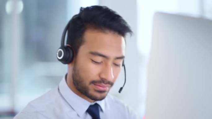 呼叫中心代理戴着耳机，通过办公桌上的电子邮件提供出色的客户支持服务。自信的年轻销售代表在办公室的服务