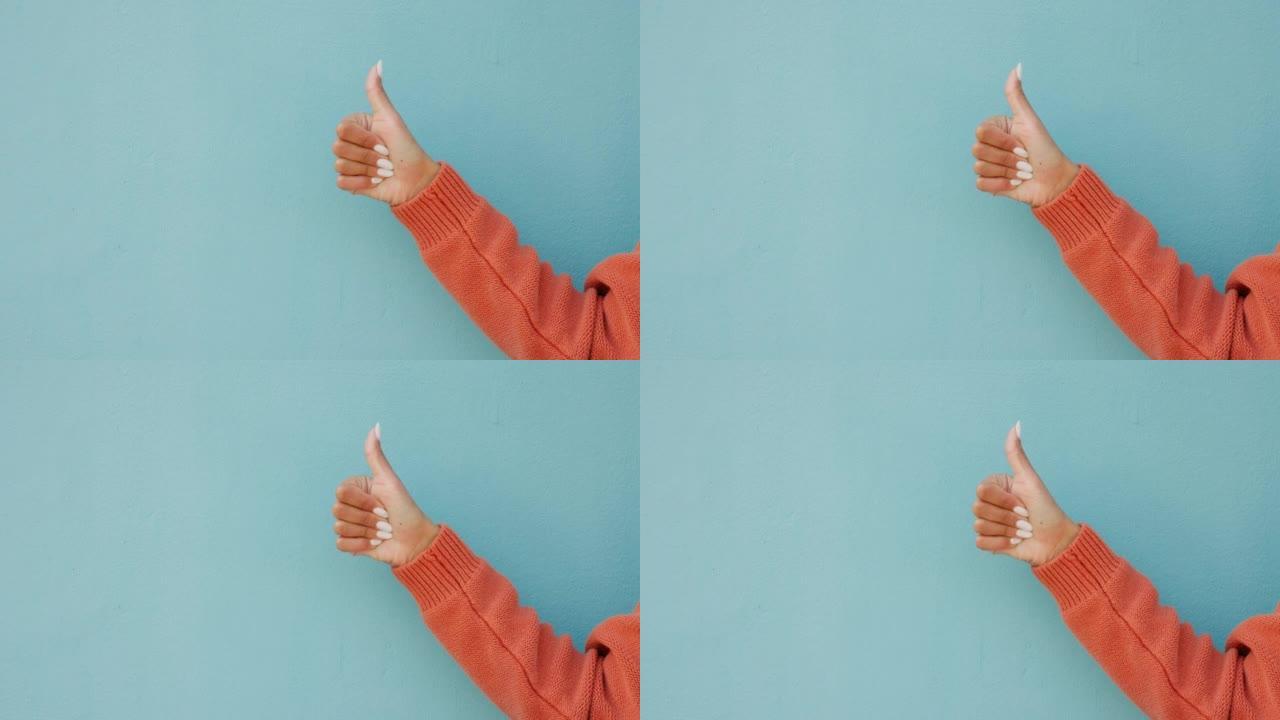 竖起大拇指，喜欢在工作室或蓝色墙壁背景上手工表情符号模型。具有 “是”，“谢谢” 或 “支持” 标志