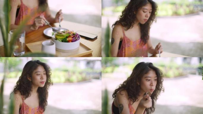 健康女人在家吃素食午餐。