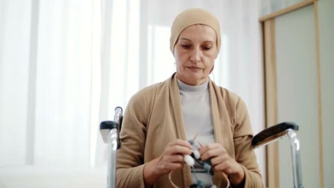 她正在等待某人，高级妇女编织并从窗户移开