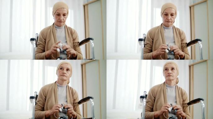 她正在等待某人，高级妇女编织并从窗户移开