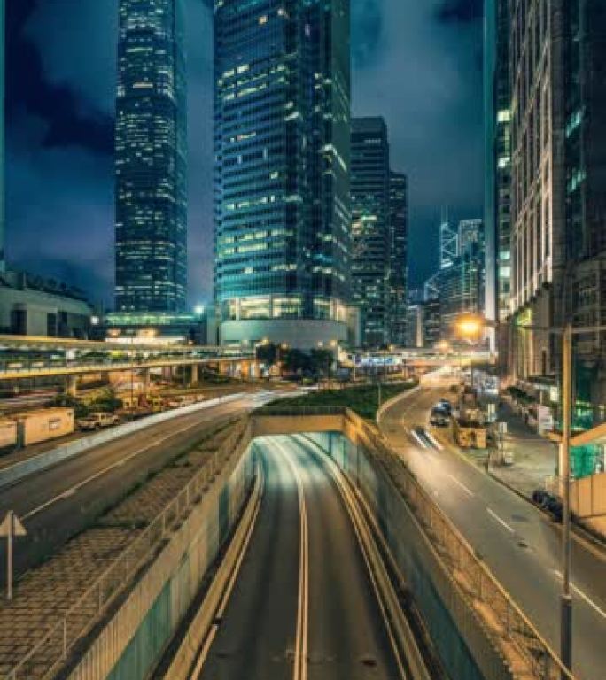 香港夜间现代建筑下的道路和隧道交通灯的时间流逝