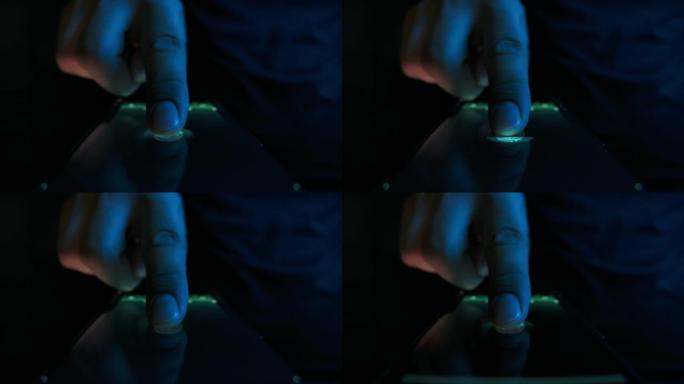 人员在技术设备面板特写镜头上的指纹扫描中激活Id。人体开启神经网络可视化全息图。工业四4k数字启动识