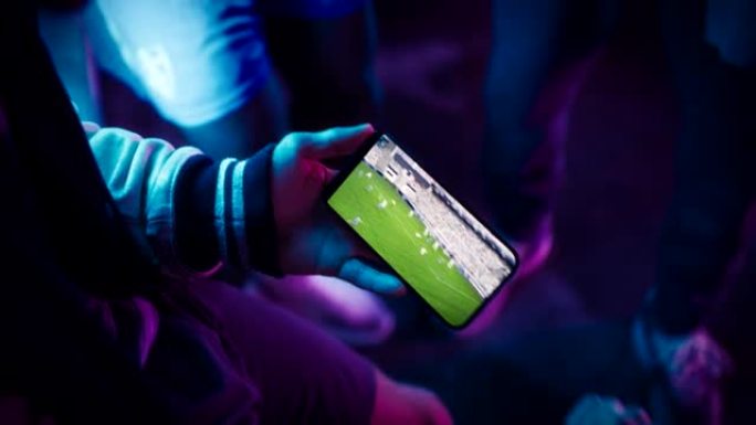 用足球锦标赛直播关闭智能手机屏幕。一群人使用手机，跟随体育互联网流，支持他们的足球队
